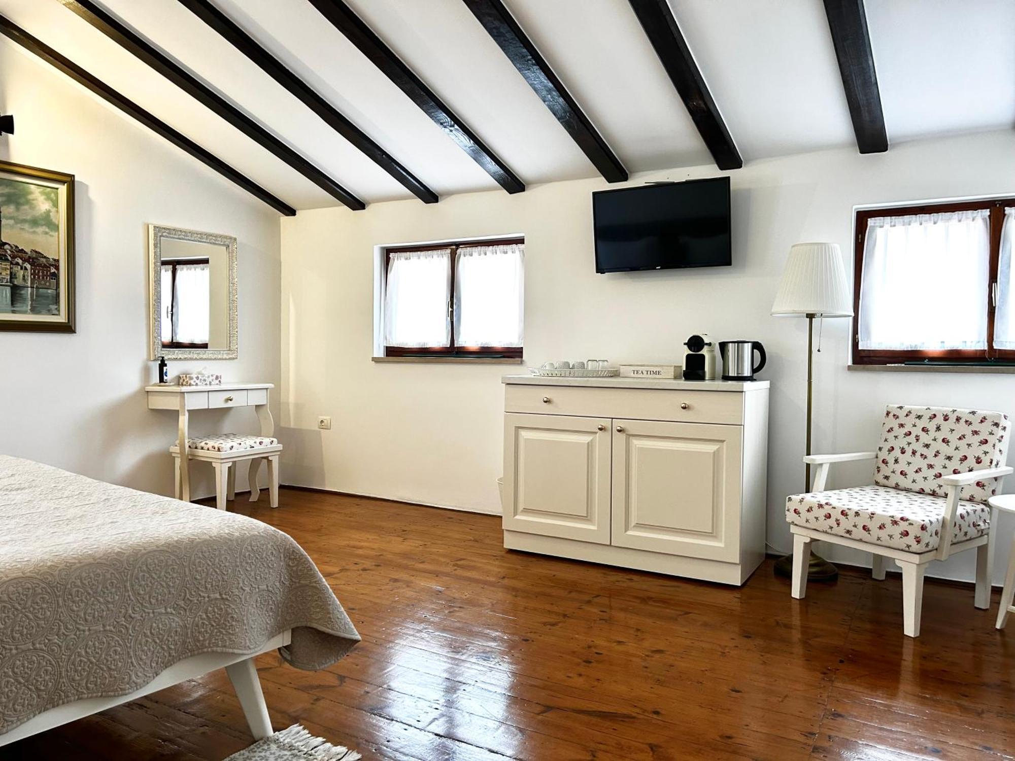Guesthouse Casa Vittoria Ровин Екстериор снимка